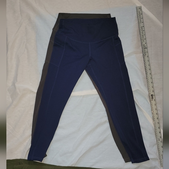 Set of 4 Leggings, Size M - Picture 7 of 10